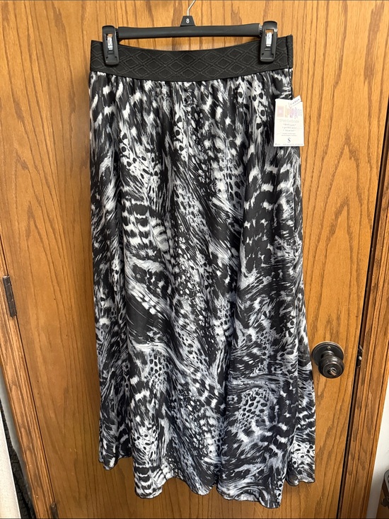 LuLaRoe Dresses & Skirts - LulaRoe Black & White Printed Circle Skirt with Elastic Waist